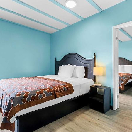 Rodeway Inn & Suites North Hollywood Burbank Airport - Universal Area Los Angeles Dış mekan fotoğraf
