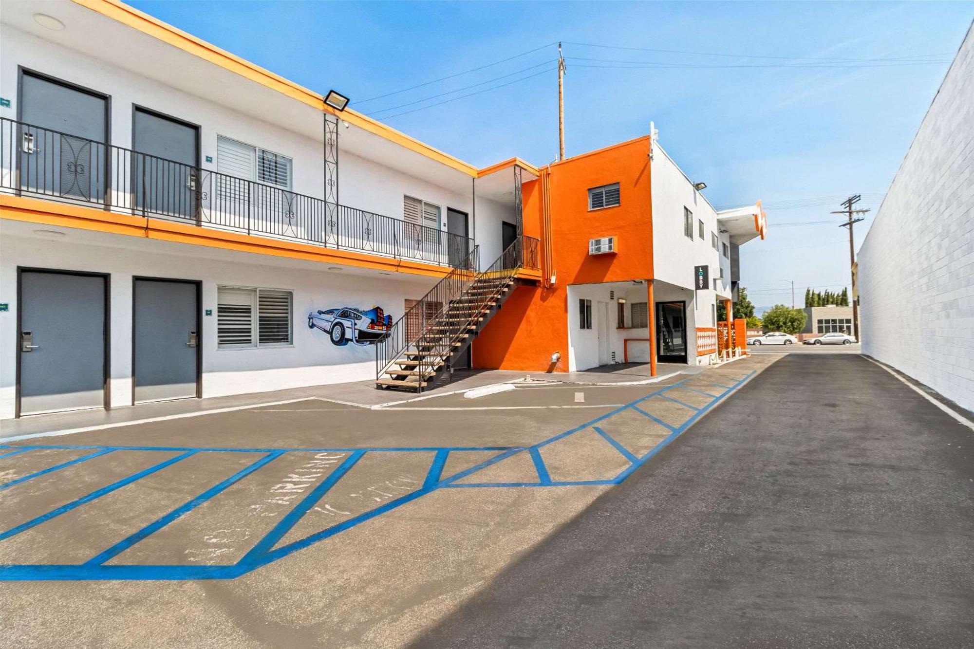 Rodeway Inn & Suites North Hollywood Burbank Airport - Universal Area Los Angeles Dış mekan fotoğraf